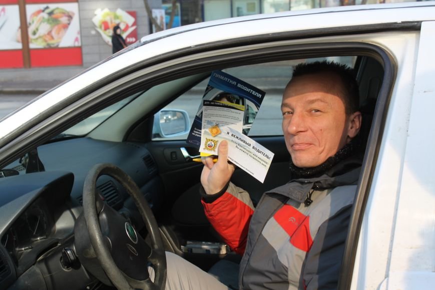 Волгоградских автомобилистов поздравили сотрудницы Госавтоинспекции, фото-1