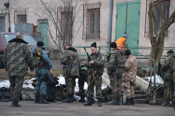 У Львові зустріли героїв: львів'яни, які побували на передовій у Де... У Львові зустріли героїв: львів'яни, які побували на передовій у Дебальцево повернулися додому (ФОТОРЕПОРТАЖ) (фото) - фото 2