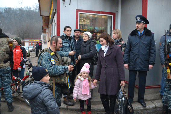 У Львові зустріли героїв: львів'яни, які побували на передовій у Де... У Львові зустріли героїв: львів'яни, які побували на передовій у Дебальцево повернулися додому (ФОТОРЕПОРТАЖ) (фото) - фото 7