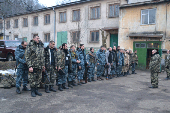 У Львові зустріли героїв: львів'яни, які побували на передовій у Де... У Львові зустріли героїв: львів'яни, які побували на передовій у Дебальцево повернулися додому (ФОТОРЕПОРТАЖ) (фото) - фото 4