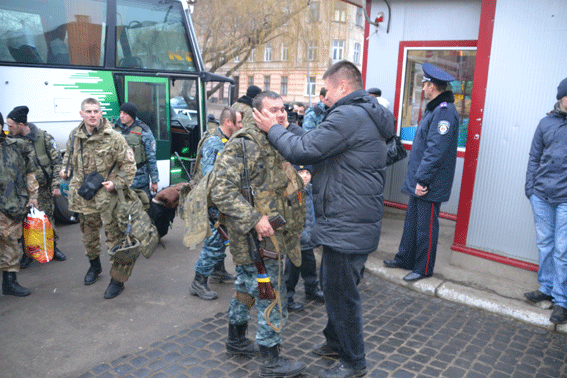 У Львові зустріли героїв: львів'яни, які побували на передовій у Де... У Львові зустріли героїв: львів'яни, які побували на передовій у Дебальцево повернулися додому (ФОТОРЕПОРТАЖ) (фото) - фото 6