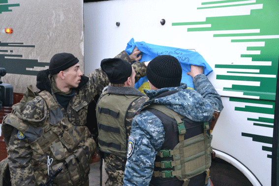 У Львові зустріли героїв: львів'яни, які побували на передовій у Де... У Львові зустріли героїв: львів'яни, які побували на передовій у Дебальцево повернулися додому (ФОТОРЕПОРТАЖ) (фото) - фото 1