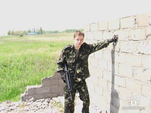 Силовики установили личность сбежавшего диверсанта, открывшего огонь по милицейскому патрулю в Мариуполе (фото) - фото 3 Силовики установили личность сбежавшего диверсанта, открывшего огонь по милицейскому патрулю в Мариуполе (фото) - фото 3