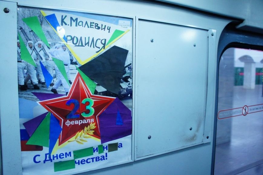 В петербургском метро неизвестные расклеили антивоенные плакаты (фото) - фото 1 В петербургском метро неизвестные расклеили антивоенные плакаты (фото) - фото 1