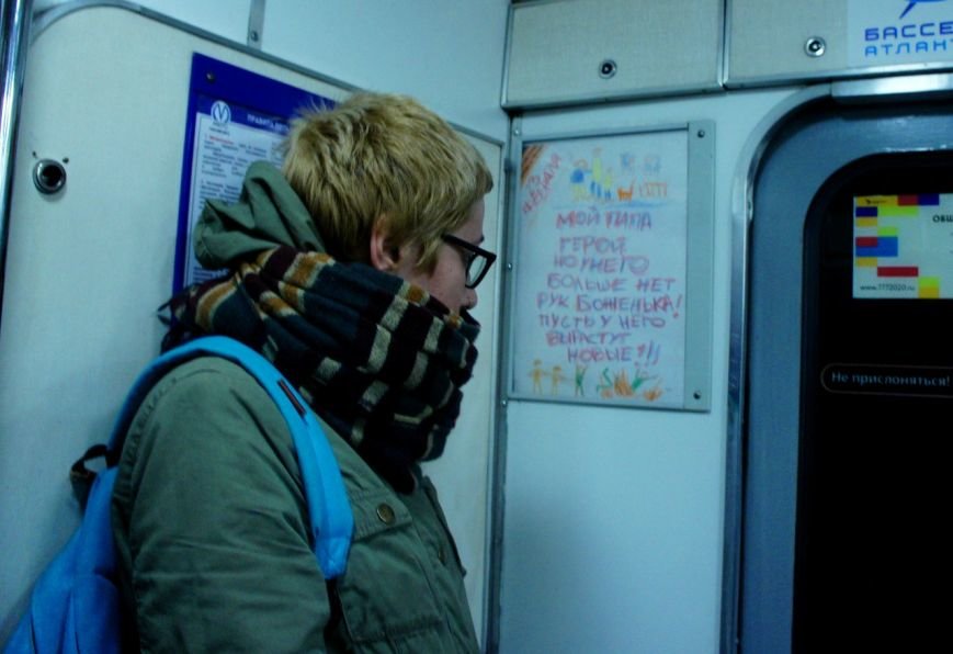 В петербургском метро неизвестные расклеили антивоенные плакаты (фото) - фото 1 В петербургском метро неизвестные расклеили антивоенные плакаты (фото) - фото 1