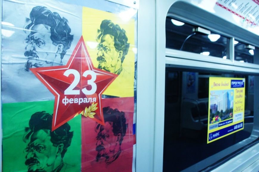 В петербургском метро неизвестные расклеили антивоенные плакаты (фото) - фото 1 В петербургском метро неизвестные расклеили антивоенные плакаты (фото) - фото 1