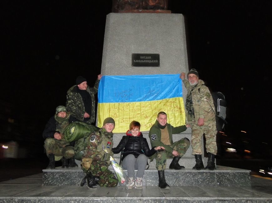 Учора вночі в Хмельницькому зустрічали бійців батальйонів «Айдар» та «Донбас» (фото) - фото 1