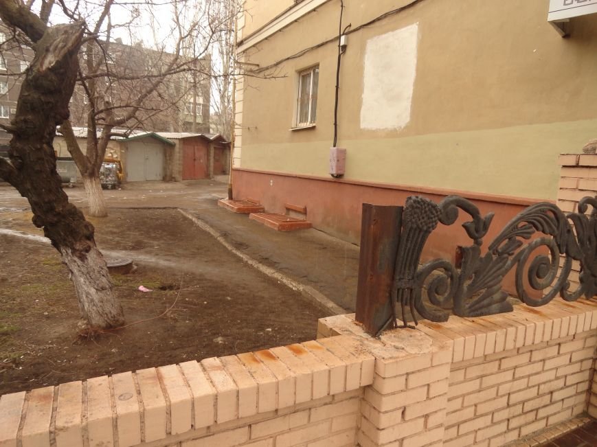 Вандалы продолжают превращать центр Мариуполя в руины (ФОТОФАКТ) (фото) - фото 1 Вандалы продолжают превращать центр Мариуполя в руины (ФОТОФАКТ) (фото) - фото 1