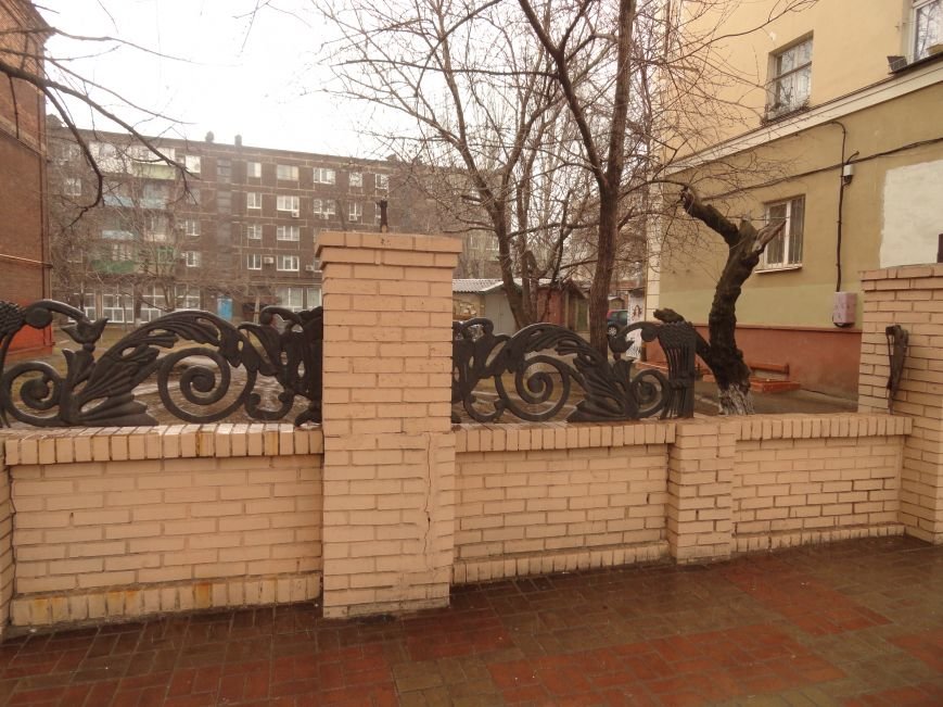 Вандалы продолжают превращать центр Мариуполя в руины (ФОТОФАКТ) (фото) - фото 1 Вандалы продолжают превращать центр Мариуполя в руины (ФОТОФАКТ) (фото) - фото 1