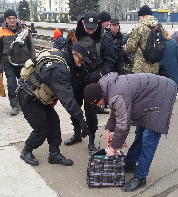 На станции Краматорск милицией проведена профилактическая отработка... На станции Краматорск милицией проведена профилактическая отработка (ФОТО) (фото) - фото 3