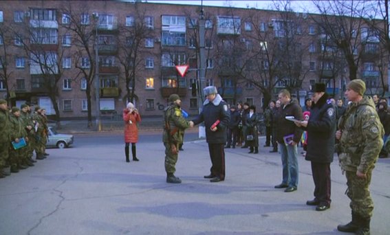 До 8-го березня бійці загону черкаської міліції подарували своїм жінкам найцінніший подарунок - повернулися додому(ФОТО, ВІДЕО) (фото) - фото 1 До 8-го березня бійці загону черкаської міліції подарували своїм жінкам найцінніший подарунок - повернулися додому(ФОТО, ВІДЕО) (фото) - фото 1