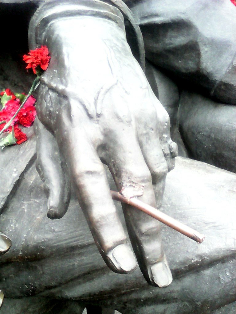 У скульптуры Рузвельта авторства Церетели пытались «стрельнуть» сигарету? (фото) - фото 1