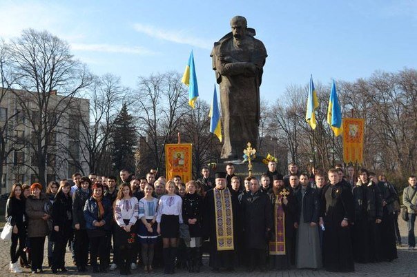 Як молодь Ужгорода ушанувала світлу пам'ять Тараса Шевченка (ФОТО) (фото) - фото 4 Як молодь Ужгорода ушанувала світлу пам'ять Тараса Шевченка (ФОТО) (фото) - фото 4