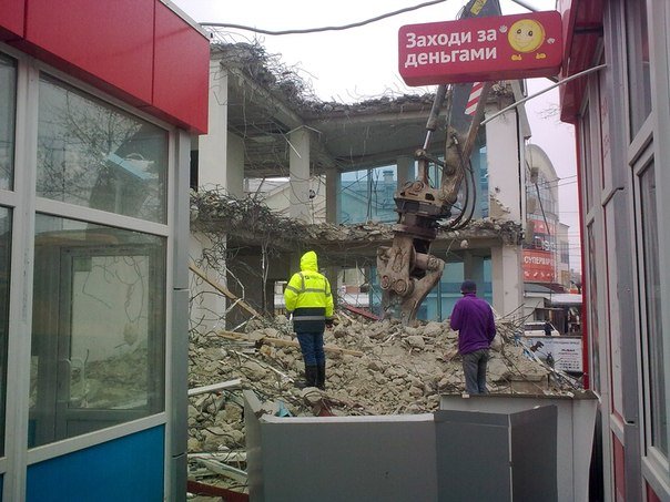 В Симферополе продолжается снос трехэтажной «стекляшки» на Централь... В Симферополе продолжается снос трехэтажной «стекляшки» на Центральном рынке. Стало известно, что будет на ее месте (ФОТО) (фото) - фото 8