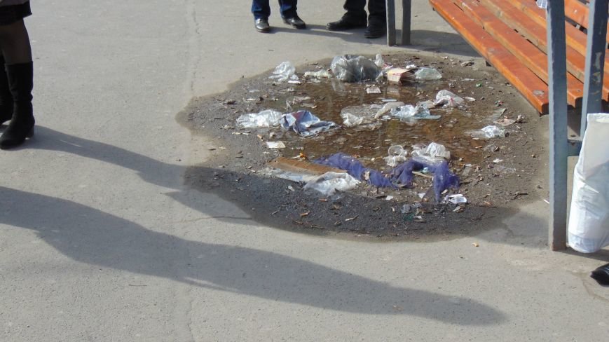 Мариупольцам с помощью ветра удалось превратить центр города в мусорный хаос (ФОТОФАКТ) (фото) - фото 1 Мариупольцам с помощью ветра удалось превратить центр города в мусорный хаос (ФОТОФАКТ) (фото) - фото 1