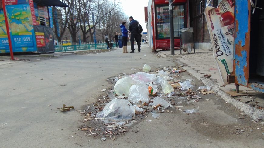 Мариупольцам с помощью ветра удалось превратить центр города в мусорный хаос (ФОТОФАКТ) (фото) - фото 1 Мариупольцам с помощью ветра удалось превратить центр города в мусорный хаос (ФОТОФАКТ) (фото) - фото 1