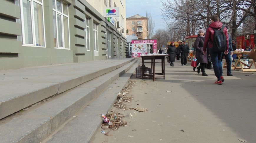 Мариупольцам с помощью ветра удалось превратить центр города в мусорный хаос (ФОТОФАКТ) (фото) - фото 1 Мариупольцам с помощью ветра удалось превратить центр города в мусорный хаос (ФОТОФАКТ) (фото) - фото 1