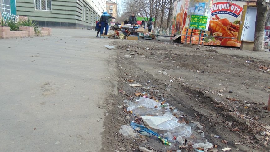 Мариупольцам с помощью ветра удалось превратить центр города в мусорный хаос (ФОТОФАКТ) (фото) - фото 1 Мариупольцам с помощью ветра удалось превратить центр города в мусорный хаос (ФОТОФАКТ) (фото) - фото 1