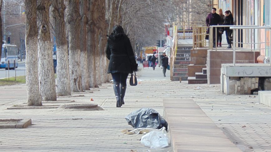 Мариупольцам с помощью ветра удалось превратить центр города в мусорный хаос (ФОТОФАКТ) (фото) - фото 1 Мариупольцам с помощью ветра удалось превратить центр города в мусорный хаос (ФОТОФАКТ) (фото) - фото 1