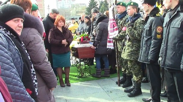 Сьогодні у Черкасах відбулось прощання з загиблим в зоні АТО Героєм (фото) - фото 2 Сьогодні у Черкасах відбулось прощання з загиблим в зоні АТО Героєм (фото) - фото 2