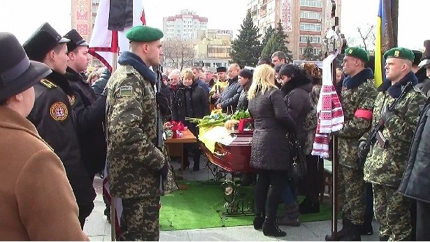 Сьогодні у Черкасах відбулось прощання з загиблим в зоні АТО Героєм (фото) - фото 3 Сьогодні у Черкасах відбулось прощання з загиблим в зоні АТО Героєм (фото) - фото 3