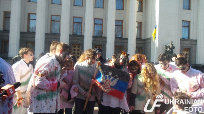 В Киеве “зомби” назвали Гройсмана “спасителем русской культуры” (ФО... В Киеве “зомби” назвали Гройсмана “спасителем русской культуры” (ФОТО, ВИДЕО) (фото) - фото 1
