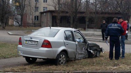 У Черкасах на перехресті інкасаторське авто та Geely не ро..., фото-4 У Черкасах на перехресті інкасаторське авто та Geely не розминулися один з одним, фото-4