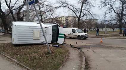 У Черкасах на перехресті інкасаторське авто та Geely не ро..., фото-3 У Черкасах на перехресті інкасаторське авто та Geely не розминулися один з одним, фото-3