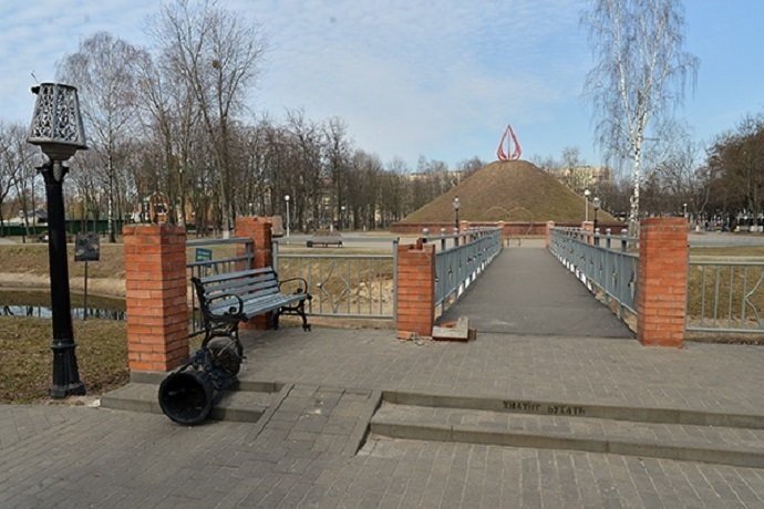 Фотофакты: в парке «Фестивальный» вандалы повредили фонарь и огражд... Фотофакты: в парке «Фестивальный» вандалы повредили фонарь и ограждение, а в пионерском сквере — скульптуры медведей (фото) - фото 3