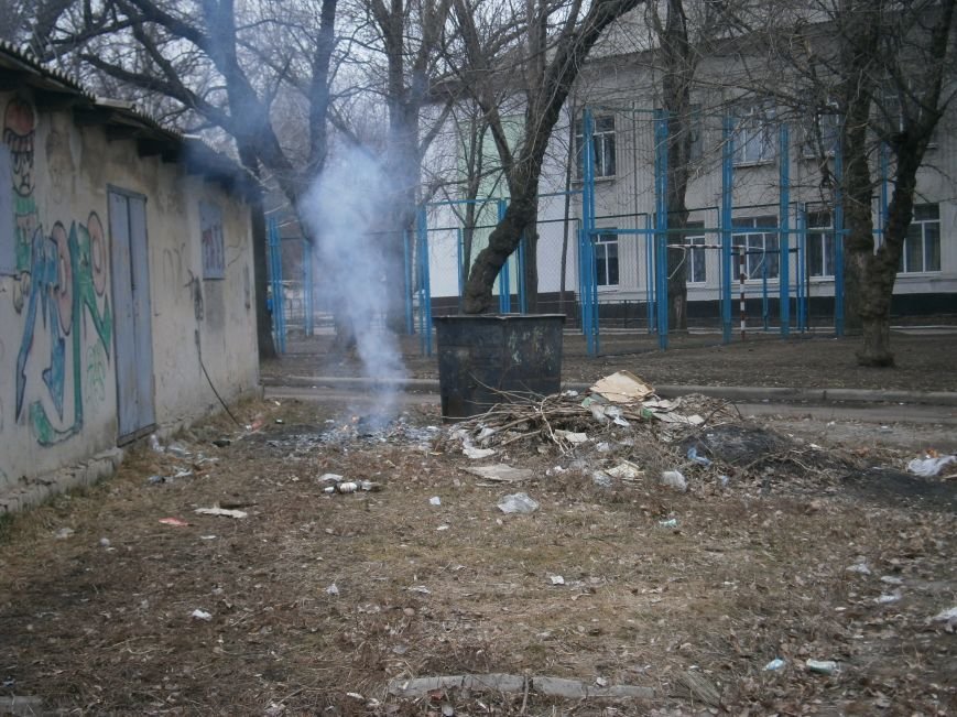 В Красноармейске сжигают листья, несмотря на запреты (фото) - фото... В Красноармейске сжигают листья, несмотря на запреты (фото) - фото 2