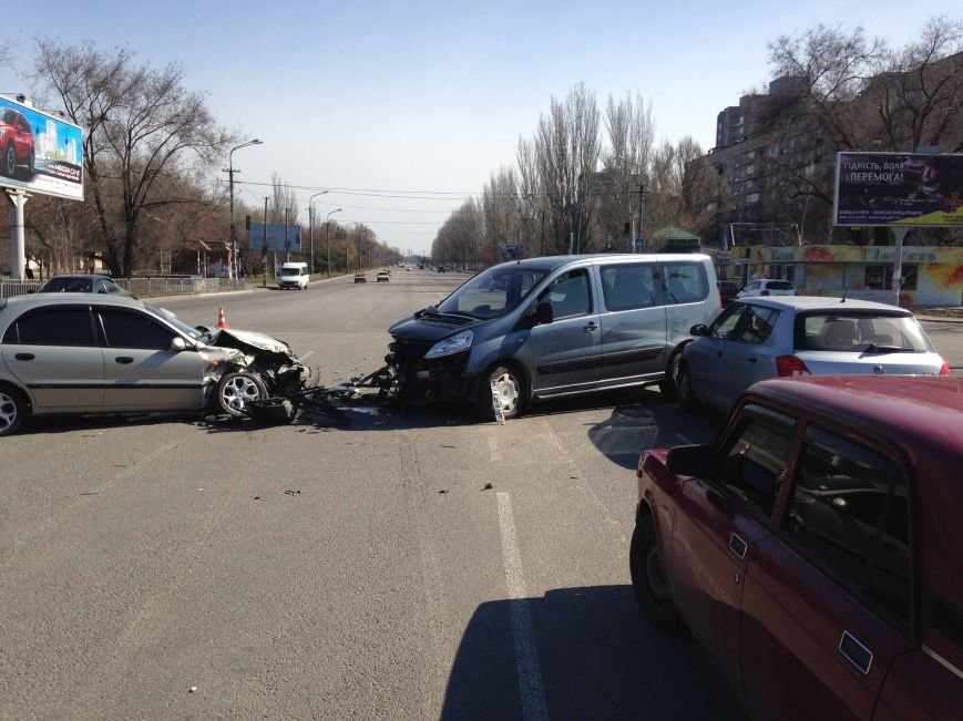 В Днепропетровске произошло ДТП, в котором пострадало три машины (Ф... В Днепропетровске произошло ДТП, в котором пострадало три машины (ФОТО) (фото) - фото 2