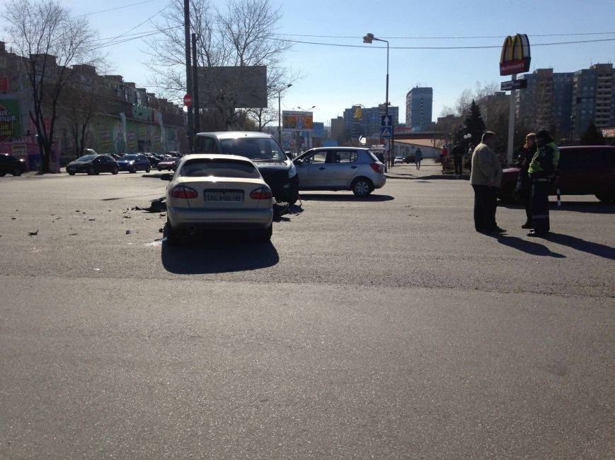 В Днепропетровске произошло ДТП, в котором пострадало три машины (Ф... В Днепропетровске произошло ДТП, в котором пострадало три машины (ФОТО) (фото) - фото 1