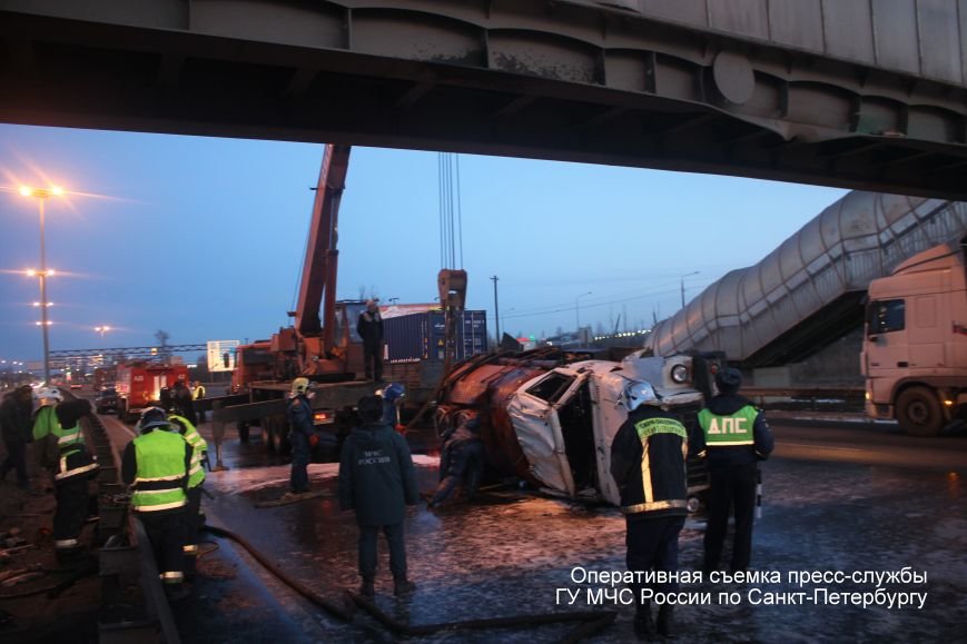 В Петербурге на бок опрокинулся бензовоз емкостью в три тонны (фото) - фото 1 В Петербурге на бок опрокинулся бензовоз емкостью в три тонны (фото) - фото 1