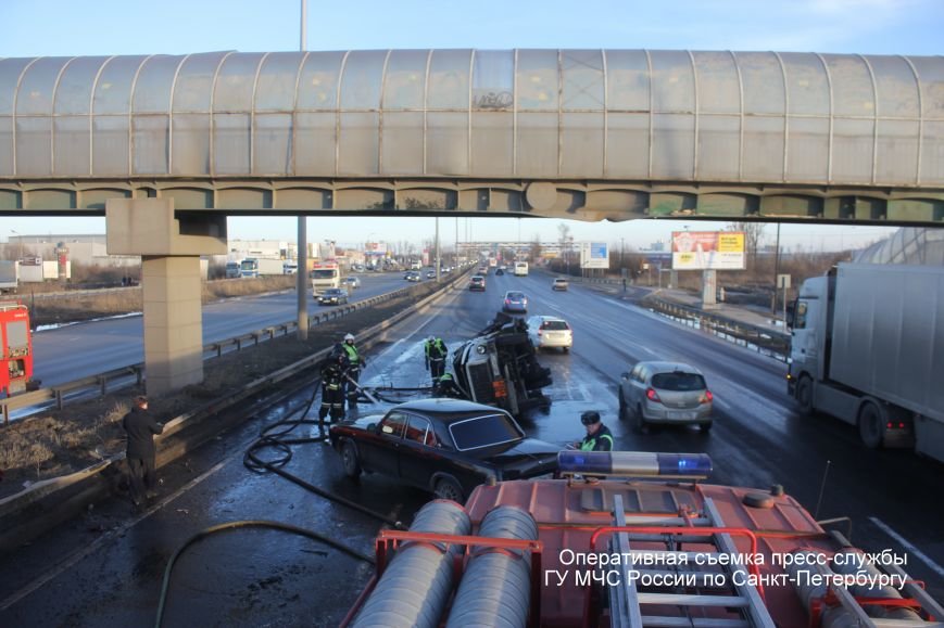 В Петербурге на бок опрокинулся бензовоз емкостью в три тонны (фото) - фото 1 В Петербурге на бок опрокинулся бензовоз емкостью в три тонны (фото) - фото 1