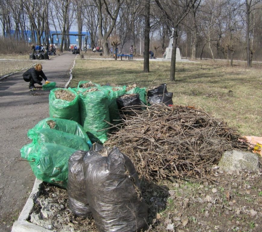 Полтысячи человек вышли на уборку Красноармейска (ФОТО, ВИДЕО), фото-1 Полтысячи человек вышли на уборку Красноармейска (ФОТО, ВИДЕО), фото-1