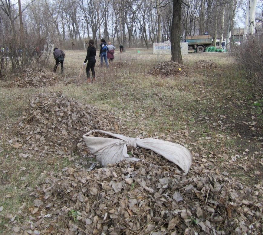 Полтысячи человек вышли на уборку Красноармейска (ФОТО, ВИДЕО), фото-6 Полтысячи человек вышли на уборку Красноармейска (ФОТО, ВИДЕО), фото-6