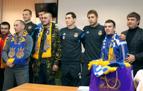 Полтавець Роман Безус разом з колегами по збірній в відвідали Львівський госпіталь (фото) - фото 1 Полтавець Роман Безус разом з колегами по збірній в відвідали Львівський госпіталь (фото) - фото 1