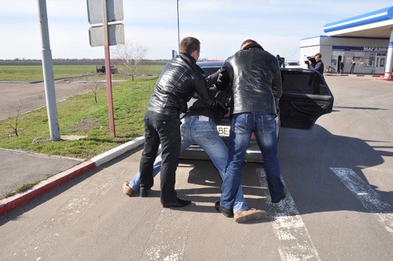 В Николаеве задержали банду со взрывчаткой прямо на трассе (ФОТО, ВИДЕО) (фото) - фото 4 В Николаеве задержали банду со взрывчаткой прямо на трассе (ФОТО, ВИДЕО) (фото) - фото 4