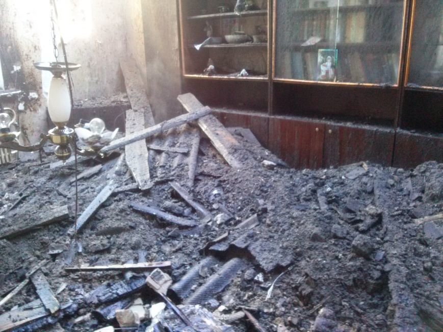 В Днепродзержинске из-за пожара эвакуировали жильцов дома (фото) -... В Днепродзержинске из-за пожара эвакуировали жильцов дома (фото) - фото 6