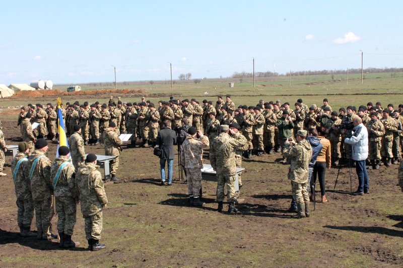 Более 200 новобранцев приняли присягу на полигоне в Николаеве (ФОТО) (фото) - фото 1 Более 200 новобранцев приняли присягу на полигоне в Николаеве (ФОТО) (фото) - фото 1