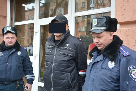 В Николаеве задержали мужчину со смертельным арсеналом в сумке (ФОТО) (фото) - фото 1 В Николаеве задержали мужчину со смертельным арсеналом в сумке (ФОТО) (фото) - фото 1