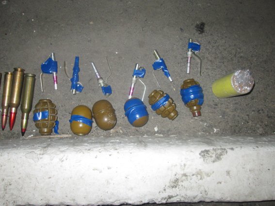 Харьковчане начали сдавать в милицию пистолеты, ружья и гранаты (ФОТО) (фото) - фото 2 Харьковчане начали сдавать в милицию пистолеты, ружья и гранаты (ФОТО) (фото) - фото 2