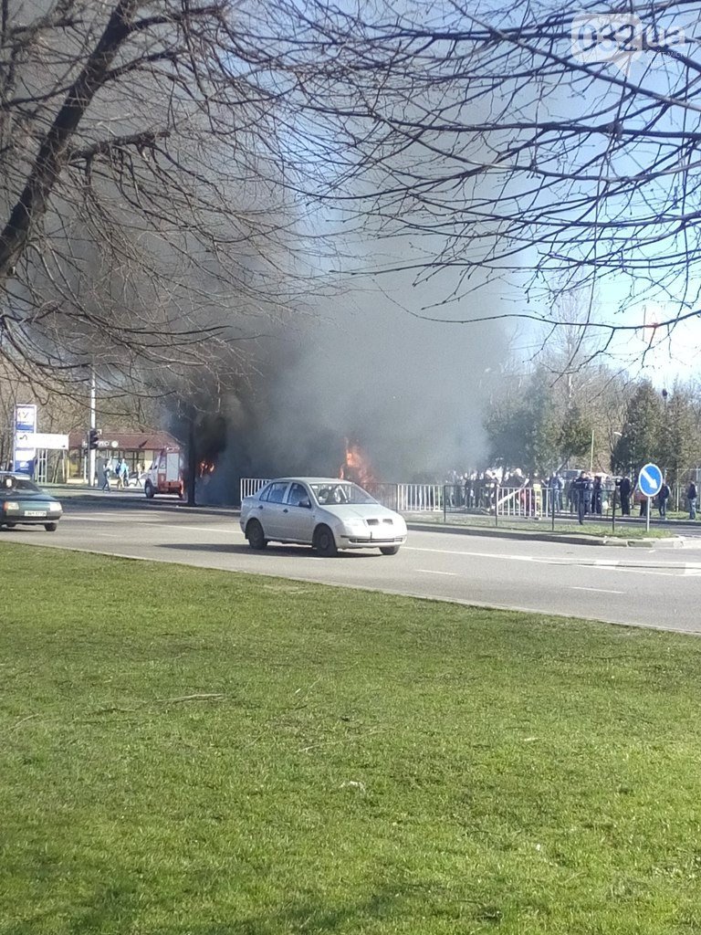 Нові подробиці: через пожежу у тролейбусі, працівники ДАІ перекрили... Нові подробиці: через пожежу у тролейбусі, працівники ДАІ перекрили дорогу (ФОТО) (фото) - фото 2
