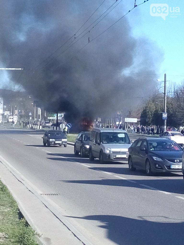 Нові подробиці: через пожежу у тролейбусі, працівники ДАІ перекрили... Нові подробиці: через пожежу у тролейбусі, працівники ДАІ перекрили дорогу (ФОТО) (фото) - фото 1