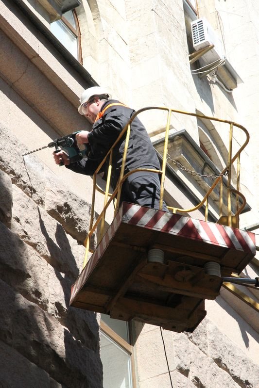 В Николаеве спасли многолетнюю ель, которая упала возле мэрии во время урагана (ФОТО) (фото) - фото 4 В Николаеве спасли многолетнюю ель, которая упала возле мэрии во время урагана (ФОТО) (фото) - фото 4