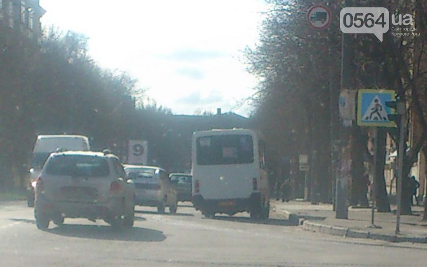 В Кривом Роге: главного тренера РК «Кривбасс» призвали в АТО, маршрутка «потеряла» колеса, в городе ликвидируют последствия непогоды (фото) - фото 3 В Кривом Роге: главного тренера РК «Кривбасс» призвали в АТО, маршрутка «потеряла» колеса, в городе ликвидируют последствия непогоды (фото) - фото 3