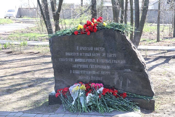 Николаевцы почтили память узников фашистских концлагерей (ФОТО) (фото) - фото 6 Николаевцы почтили память узников фашистских концлагерей (ФОТО) (фото) - фото 6