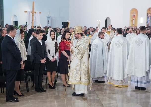 У Великодню ніч Порошенко разом із родиною молився з вірянами різни... У Великодню ніч Порошенко разом із родиною молився з вірянами різних церков (ФОТОРЕПОРТАЖ) (фото) - фото 7