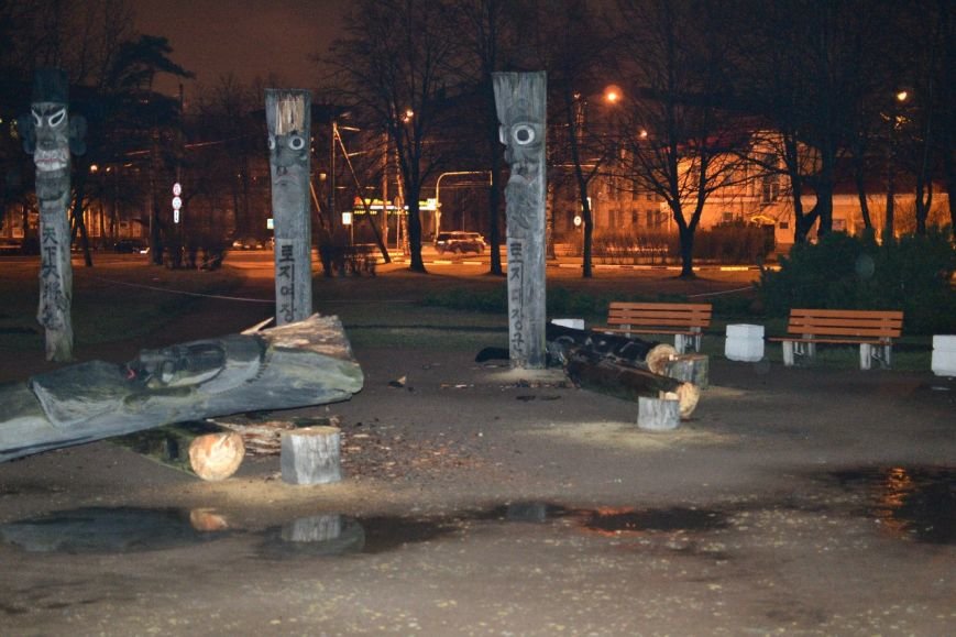 В Петербурге вандалы спилили четыре скульптуры корейских идолов Чансын (фото) - фото 1 В Петербурге вандалы спилили четыре скульптуры корейских идолов Чансын (фото) - фото 1