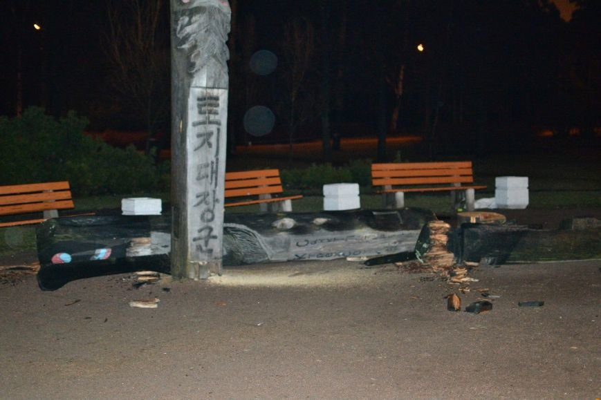 В Петербурге вандалы спилили четыре скульптуры корейских идолов Чансын (фото) - фото 1 В Петербурге вандалы спилили четыре скульптуры корейских идолов Чансын (фото) - фото 1
